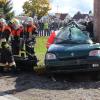 Präzision und Teamarbeit zwischen Feuerwehrleuten und Rettungssanitätern waren bei diesem fiktiven Unfall gefragt. 	