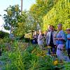 Hausherr Mauro Bergonzoli (3. von rechts), selbst ein begeisterter Hobbygärtner, führte die Gäste durch seinen Garten in Tiefenried und freute sich, dass dieser nun das Zertifikat „Bayern blüht – Naturgarten“ tragen darf. 