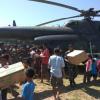 Das Militär verteilte nach dem erneuten Erdbeben Versorgungsmaterialien an Bewohner der Stadt Mataram auf der Ferieninsel Lombok.