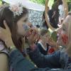 Modular Festival 2016, v.l. Volunteers schminken sich gegenseitig das Modular-Logo auf, v.l. Irina Reichert, Anna Grill