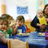 Immer mehr Kinder unter drei Jahren gehen in Bayern in eine Kindertagesstätte. Von 1. August an haben Eltern sogar einen Rechtsanspruch auf einen Krippenplatz. Doch der Bedarf ist längst nicht in allen Städten und Gemeinden gedeckt. (Symbolbild)