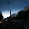 Dunkel Regenwolken tauchen über der Immanuelkirche in Prenzlauer Berg auf.