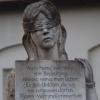 Ein Mahnmal in der Elisabethenstiftung erinnert an die psychisch kranken Frauen, die in Lauingen deportiert wurden. Der Psychiater Albert Pröller stört sich daran, dass nicht ausdrücklich auf deren Ermordung hingewiesen wird.