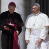 Einem Bericht zufolge hat Papst Franziskus den Präfekten des Päpstlichen Hauses, Erzbischof Georg Gänswein (links), beurlaubt.