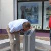 Erfrischung nicht nur an heißen Tagen: Vor der Galerie Nasser steht ein Trinkwasserbrunnen. OB Gmehling überzeugt sich von der guten Qualität. 