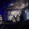 Ein halbes Dutzend Brände hat die Feuerwehren im Landkreis Landsberg in den vergangenen Tagen beschäftigt. In der Nacht auf Sonntag war ein Stadel bei Leeder betroffen (links). Die Polizei geht in allen Fällen von Brandstiftung aus.