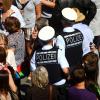 Polizisten im Gedränge am Schwörmontag. Im vergangenen Jahr brachte ein 30-jähriger Mann aus Göppingen einen jungen Beamten auf der Donauwiese zu Fall und verletzte ihn. 	
