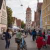 Was gab es da auf dem Altstadtflohmarkt in Nördlingen am Samstag nicht alles zu entdecken: Spielsachen, Kleider, Schuhe, Schmuck, Kunstgegenstände oder Körbe. Gerade am Vormittag war der Flohmarkt sehr gut besucht, die Besucherinnen und Besucher bummelten durch die Straßen. Unser Fotograf Josef Heckl war mit seiner Kamera unterwegs und hat einige Impressionen eingefangen.