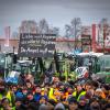 Schon früh machten sich Landwirte aus dem Landkreis auf den Weg nach Nördlingen zum Protest. Der Verkehr staute sich auf der B25 und in der Innenstadt. Über 1000 Traktoren waren auf der Kaiserwiese.