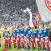 Ein Moment, den die G-Jugendlichen der SpVgg Langerringen wohl nie vergessen werden. Sie durften beim DFB-Pokal-Halbfinale mit den Spielern von Schalke 04 in die Allianz-Arena einlaufen und sich dem Publikum präsentieren.  