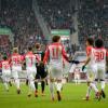 Die Spieler des FC Augsburg jubeln über einen dann doch nicht gewerteten Treffer. Am Ende gewann der VfB Stuttgart.