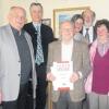 Günter Vogt von der AWO Schwaben, Merings Bürgermeister Hans-Dieter Kandler, die Landtagsabgeordnete Dr. Simone Strohmayr, der Vorsitzende Jaromir Prochazka und Olga Kurzcyck (hinten, von links) gratulierten Max Sedlmeir (vorne Mitte) zur Ehrenmitgliedschaft. 