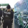 Am Rande eines Heimspiels des FC Augsburg gab ein Polizist im August einen Schuss aus seiner Dienstwaffe ab. Nun hat die Staatsanwaltschaft Anklage erhoben.