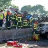 Auf der A8 bei Sulzemoos ist am Donnerstagnachmittag ein Lastwagen verunglückt. Der Fahrer starb. Zwei weitere Personen wurden schwer verletzt.