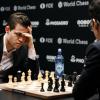 Zwischen Weltmeister Magnus Carlsen (l) und Herausforderer Fabiano Caruana steht es immer noch unentschieden.