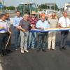 Schon wieder eine Verkehrsfreigabe in Dillingen: Auf dem zweiten Abschnitt der ausgebauten Bahnhofsstraße können wieder Autos fahren. Oberbürgermeister Frank Kunz (Dritter von rechts), Stadträte, Planer, Vertreter der Baufirma und Anwohner durchschnitten das symbolische Band. 