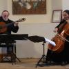 Das außergewöhnliche Duo aus Gitarre und Cello in der Synagoge in Binswangen, links das Multitalent Legnani an der Konzertgitarre, rechts die temperamentvolle Ariana Burstein am Cello. 