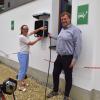 Steffi Klatt und Michael Lederer freuen sich, endlich eine E-Tankstelle am Haus im Moos zu haben. „Sie passt zur Umweltbildungsstätte“, findet er. 