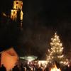 Schöne Stimmung in Hirschbach: oben die beleuchtete Kirche, unten am Hang der kleine Markt mit Lagerfeuer.