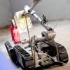 Ein Roboter sammelt an der Hochschule München Fingerabdrücke. Die Maschinen werden derzeit entwickelt und könnten der Polizei zukünftig eine echte Hilfe an Tatorten sein. 