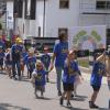 Unter dem Motto "Brücken bauen" zog eine lange Schlange mit den Kindergartengruppen und Schulklassen durch Syrgenstein.
