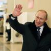 Zuversichtlich: Regierungschef Putin zeigt sich nach der Abgabe seiner Stimme sichtlich gut gelaunt. Foto: Yuri Kochetkov dpa
