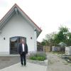 Karl Schlosser freut sich vor allem über die gelungene Friedhofserweiterung unmittelbar an der Ellzeer Kirche.