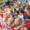 Gut 600 Zuschauer verfolgten am Montagabend in der Königsbrunner Hydro-Tech eisarena das Eishockeyspiel der BRK Allstars gegen eine Auswahl der bayerischen Polizei. Viele Mitglieder von Hilfsorganisationen kamen in ihrer Einsatzkleidung. 