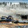 Ein Tsunami überrollte die japanische Küste.