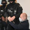 Dem angeklagten Stephan Balliet werden zu Beginn des 24. Prozesstages am 8. Dezember im Saal des Landgerichts die Handfesseln abgenommen.