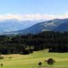 Dagmar Goßner, Winzer: Dieses Bild zeigt das Panorama auf dem Kuhnigundenweg bei Diepolz (vom 
Ammergebirge bis zum Säntis).
