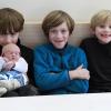 Jeder möchte der Erste sein, der die kleine Justina auf dem Arm hält. Von links: Bernhard, 8, Konrad, 9, und Anton, 6.