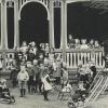 So sah die Kinderbetreuung in Krumbach vor fast 100 Jahren aus. Die von der Stadt erbaute Kinderhalle im Stadtgarten ist fest in Kinderhand. Das Bild entstand im Jahr 1925. 