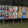 In der Wertinger Kernstadt gibt es vier dieser Plakatwände, auf denen für die Parteien jeweils ein Plakat für die Landtagswahl und eines für die Bezirkstagswahl vorgesehen ist. Dabei fällt auf: Die CSU benutzt auf allen mehr Plätze, als für sie vorgesehen sind. Das Ordnungsamt toleriert diese Praxis derzeit. 