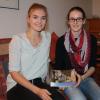 Helena Schneider (links) und Anja Gasser betreuen gemeinsam mit ihren Mitschülern die diesjährige Buchwoche. 