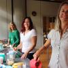 Die Ruhe vor dem Ansturm: Manuela Beier (rechts), Lydia Ott (Mitte) und Vanessa Hanke bereiten Frühstück für fast 30 Schüler der Vinzenz-Pallotti-Schule zu. 