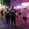 Immer wieder gibt es in der englischen Urlauberhochburg Magaluf Ärger mit  Partygästen. Zwei britische Polizisten sollen das ändern.