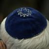 Ein Mann trägt in der Synagoge eine Kippa mit einem aufgenähtem Stern. Mitten in Berlin wird ein Rabbiner von Jugendlichen verprügelt und beleidigt. Foto: Fredrik von Erichsen/Archiv dpa