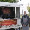 Karl-Heinz Rose, einer der Schleifer der mobilen Scheren- und Messerschleiferei, beim jährlichen Besuch in Gersthofen.