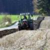 Mehr Spaß macht die Arbeit Josef Hager aus Issing bei dem schönen Wetter, als wenn es kalt und regnerisch ist. Pflügen ist angesagt bzw. eine sogenannte Winterfurche angelegt