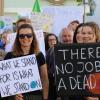 Etwa 120 Menschen haben in der Aichacher Innenstadt am Freitag für mehr Klimaschutz demonstriert. Unter den Demonstranten waren Schüler, Eltern mit ihren Kindern und Rentner. Die Demo dauerte eine Stunde. Die Teilnehmer liefen mehrere Runden über den Stadtplatz. 