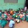 Uganda hat nicht nur unter Corona, sondern auch unter den Folgen des Lockdowns zu leiden. Viele Menschen leiden Hunger. Dieses Bild zeigt Kindergartenkinder beim Essen.