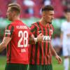 Andi Zeqiri (hier rechts im Bild neben André Hahn) kam diese Saison als Leihspieler aus der Premier League zum FC Augsburg.