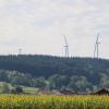Stillstand an der neuen Windkraftanlage in Fuchstal. Auch die bereits montierten Rotorblätter weisen Schäden auf.