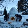 Der 16-jährige Tino Mayer und seine Familie haben ein Iglu nach Eskimoart in den Garten gebaut, also nur mit Schnee, ohne Bretter. „Wir haben uns davor historisches Bildmaterial vom Iglubau in schwarz-weiß auf YouTube angesehen, um es dann auch genauso umzusetzen. Das ganze Making-of hat der 16-Jährige auf seinem Youtube-Kanal veröffentlicht unter youtu.be/1pYebTT-OYU. 	 
