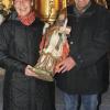 Christine Seitel und Kirchenpfleger Heinz Kreuzer nahmen die Holzfigur des Kirchenpatrons St. Wolfgang in Empfang.  	