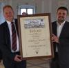 Der aktuelle Harburger Bürgermeister Christoph Schmidt (rechts) hat seinem Vorgänger Wolfgang Kilian die Urkunde für den Ehrentitel Altbürgermeister überreicht.