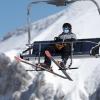Ein Skifahrer, der einen Mund-Nasen-Schutz trägt, fährt am Eröffnungstag des Skigebiets „Glacier 3000“ in Les Diablerets mit einem Sessellift.  Derzeit arbeiten viele wintersportorte an ihrem Hygienekonzept. 