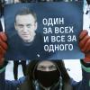 "Einer für alle und alle für einen": Ein Demonstrant in St. Petersburg mit einem Plakat, auf dem das Konterfei von Alexej Nawalny zu sehen ist.