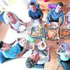 Abendessen bei den Pfeiffers: Mama Andrea (49, von links), Johannes (18), Heinrich (20), Papa Klaus (49), Matthias (12), Nesthäkchen Theresia (7), Robert (16) und Ulrich (14) lassen sich ihre Pizza schmecken. 	